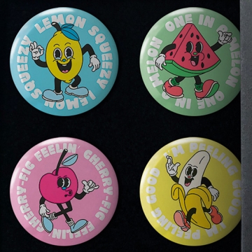 Gift Box: 4 button badges (Fruity Puns)